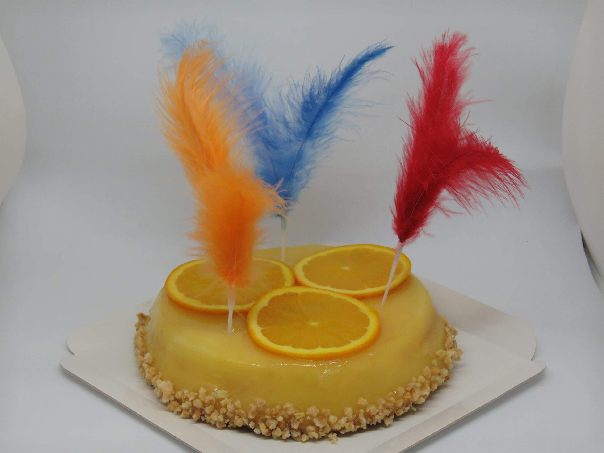 Pastel Mona de mermelada de albaricoque y yema tostada con naranja confitada